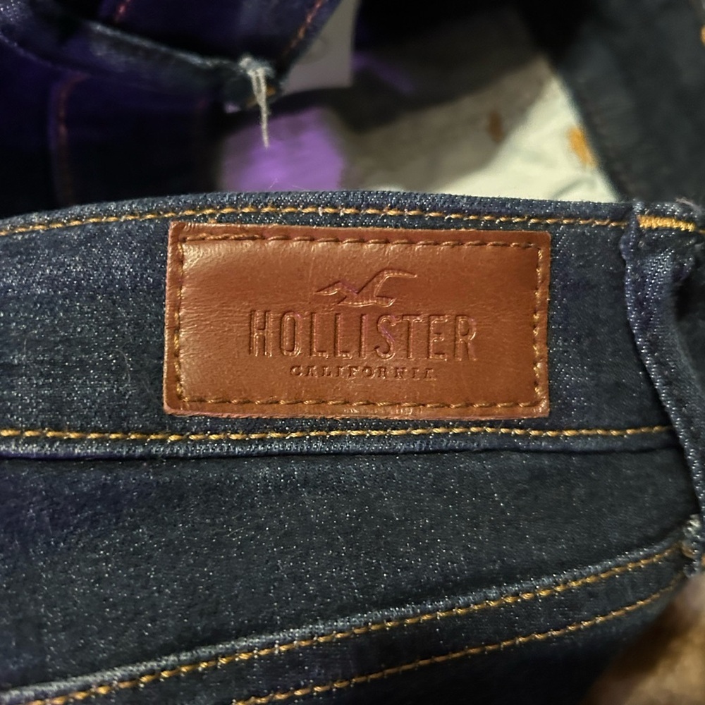 Women's Distressed Hollister Blue Jeans - Picture 8 of 9